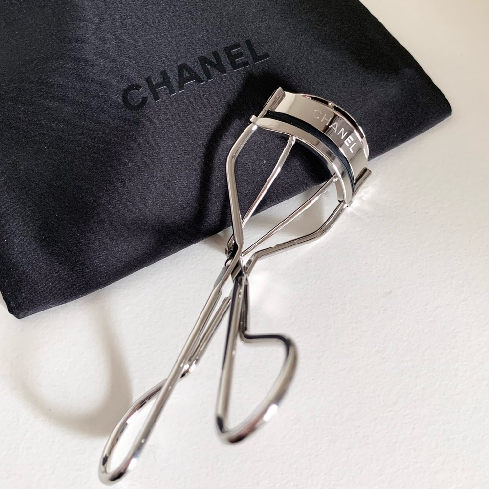 Hold NWOT Chanel eyelash curler with drawstring dust pouch - Picture 6 of 16